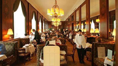 Blich in den Gastraum des Café Landtmann, eines der traditionellen Kaffeehäuser in der österreichischen Hauptstadt Wien