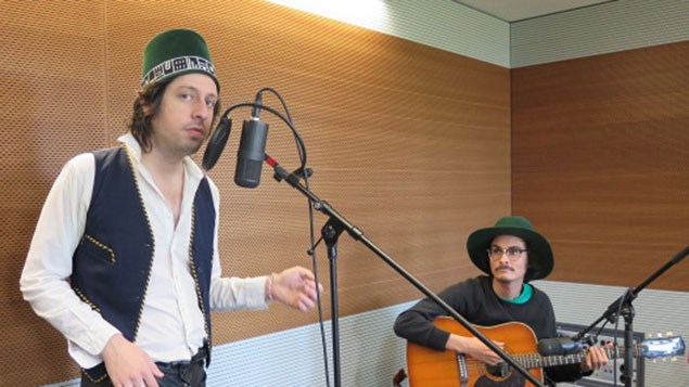 Der US-amerikanische Sänger und Songwriter Adam Green (l.) präsentiert zusammen mit Alex Banjo von der französischen Band "Coming Soon" im Studio von Deutschlandradio Kultur einen Song.
