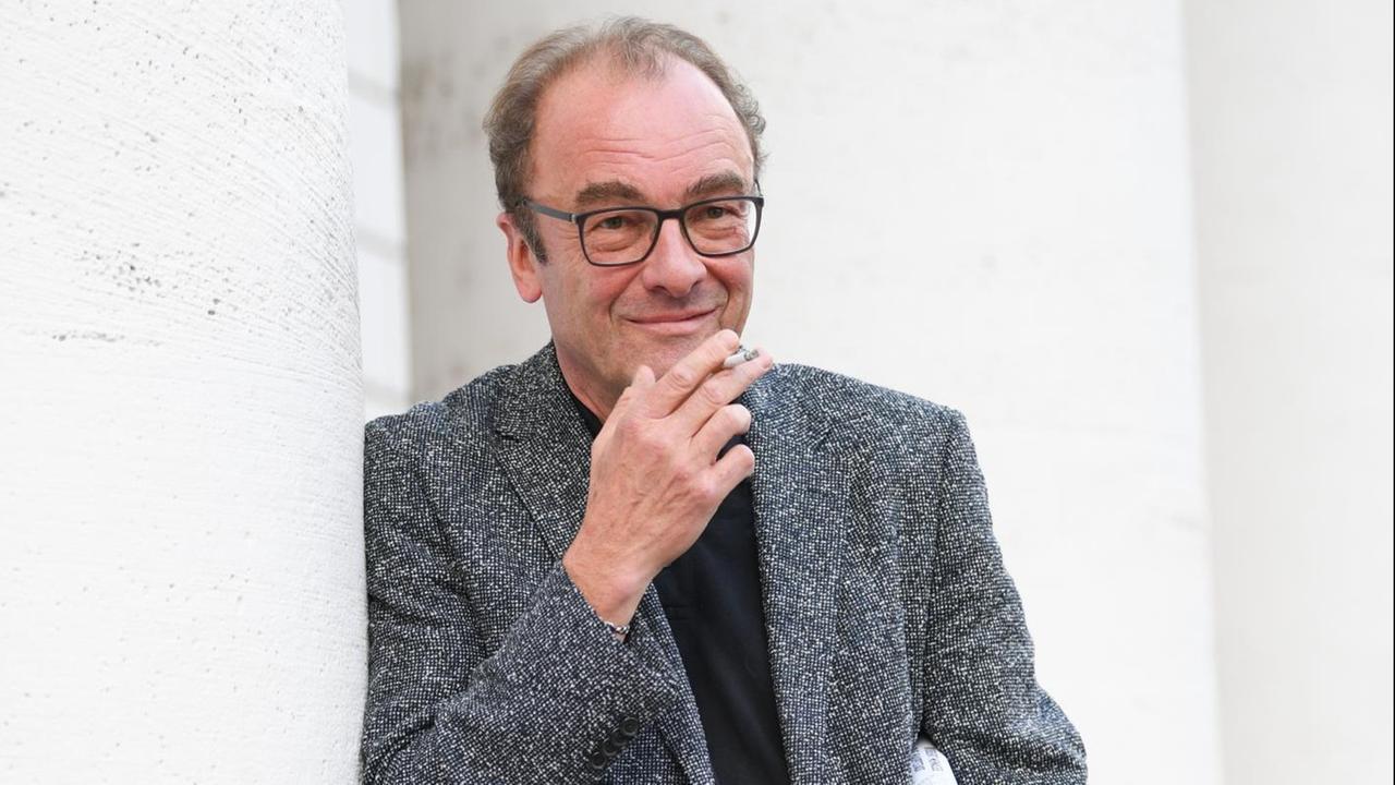Der österreichische Autor Robert Menasse blickt bei einer Lesung in die Kamera. Der österreichische Autor Robert Menasse blickt bei einer Lesung in die Kamera.