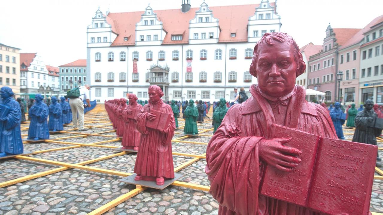 800 farbige Luther-Figuren standen auf Markplatz von Lutherstadt Wittenberg am Donnerstag, den 12.08.2010. Die Figuren dienten der Überbrückung der Restaurierungsarbeiten am Luther- und Melanchthondenkmal und als Vorbereitung des 500-jährigen Reformationsjubiläums (2017). Die Installation "Martin Luther: Hier stehe ich..." von Ottmar Hörl wurde vom 14.08.-12.09.2010 auf dem Marktplatz von Wittenberg präsentiert. Zum Abschluss der Kunstaktion wurden alle Figuren für 250 Euro verkauft. 800 farbige Luther-Figuren standen auf Markplatz von Lutherstadt Wittenberg am Donnerstag, den 12.08.2010. Die Figuren dienten der Überbrückung der Restaurierungsarbeiten am Luther- und Melanchthondenkmal und als Vorbereitung des 500-jährigen Reformationsjubiläums (2017). Die Installation "Martin Luther: Hier stehe ich..." von Ottmar Hörl wurde vom 14.08.-12.09.2010 auf dem Marktplatz von Wittenberg präsentiert. Zum Abschluss der Kunstaktion wurden alle Figuren für 250 Euro verkauft.