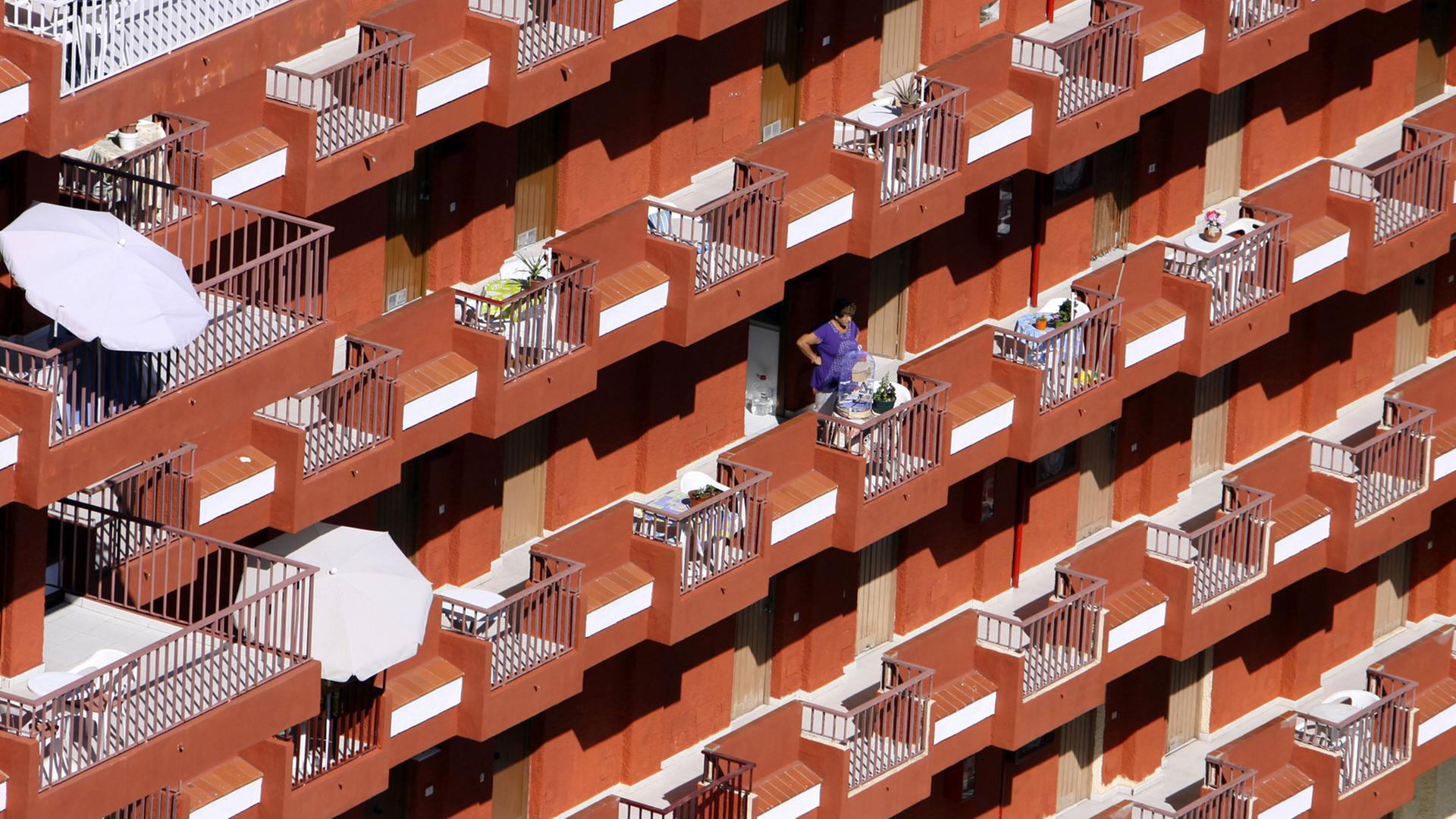 Balkone an der eintoenigen Fassade eines Hotels auf Teneriffa. Balkone an der eintoenigen Fassade eines Hotels auf Teneriffa.