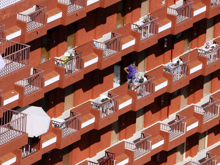 Balkone an der eintoenigen Fassade eines Hotels auf Teneriffa.