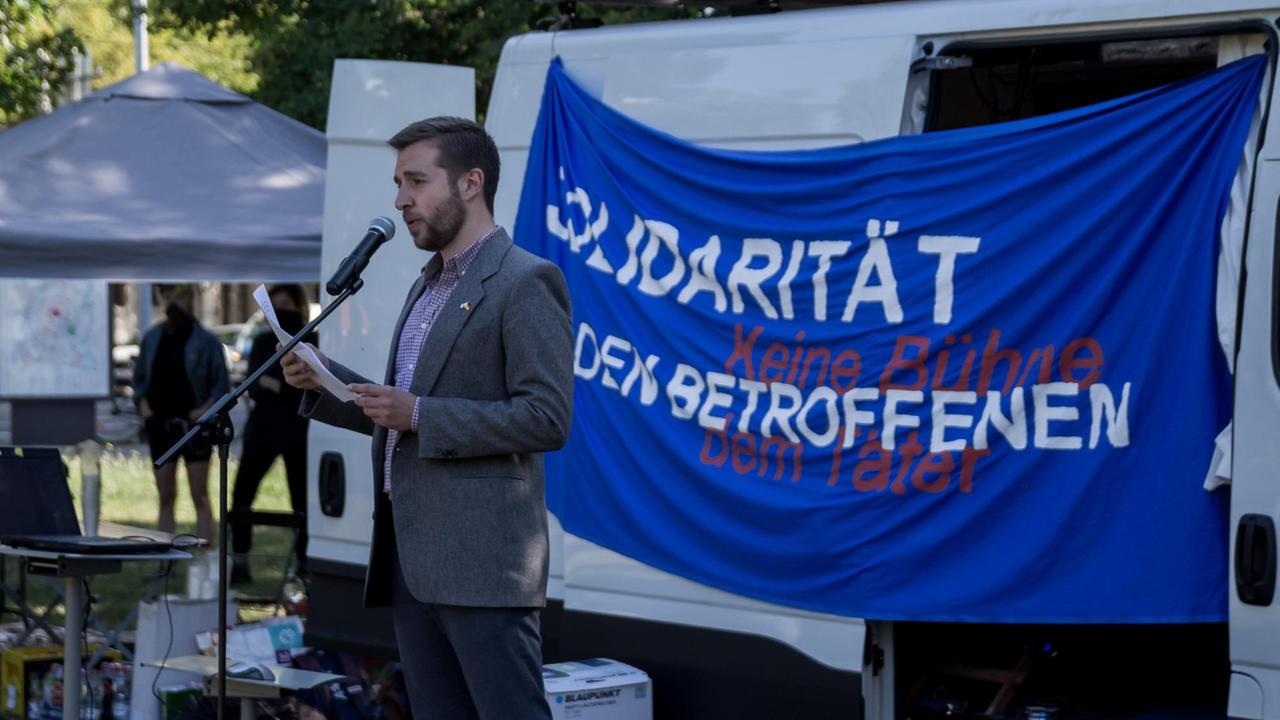 "Solidarität den Betroffenen, keine Bühne dem Täter" - Igor Matviyets auf einer Kundgebung in Magdeburg, wo der Halle-Attentäter vor Gericht steht
