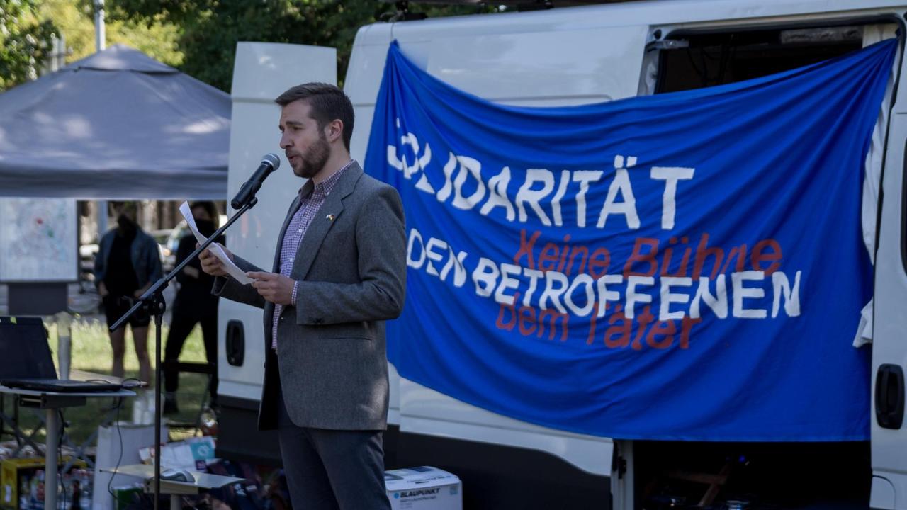 "Solidarität den Betroffenen, keine Bühne dem Täter" - Igor Matviyets auf einer Kundgebung in Magdeburg, wo der Halle-Attentäter vor Gericht steht "Solidarität den Betroffenen, keine Bühne dem Täter" - Igor Matviyets auf einer Kundgebung in Magdeburg, wo der Halle-Attentäter vor Gericht steht