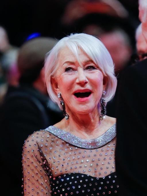 Helen Mirren lacht auf dem roten Teppich zur 70.Berlinale 2020.