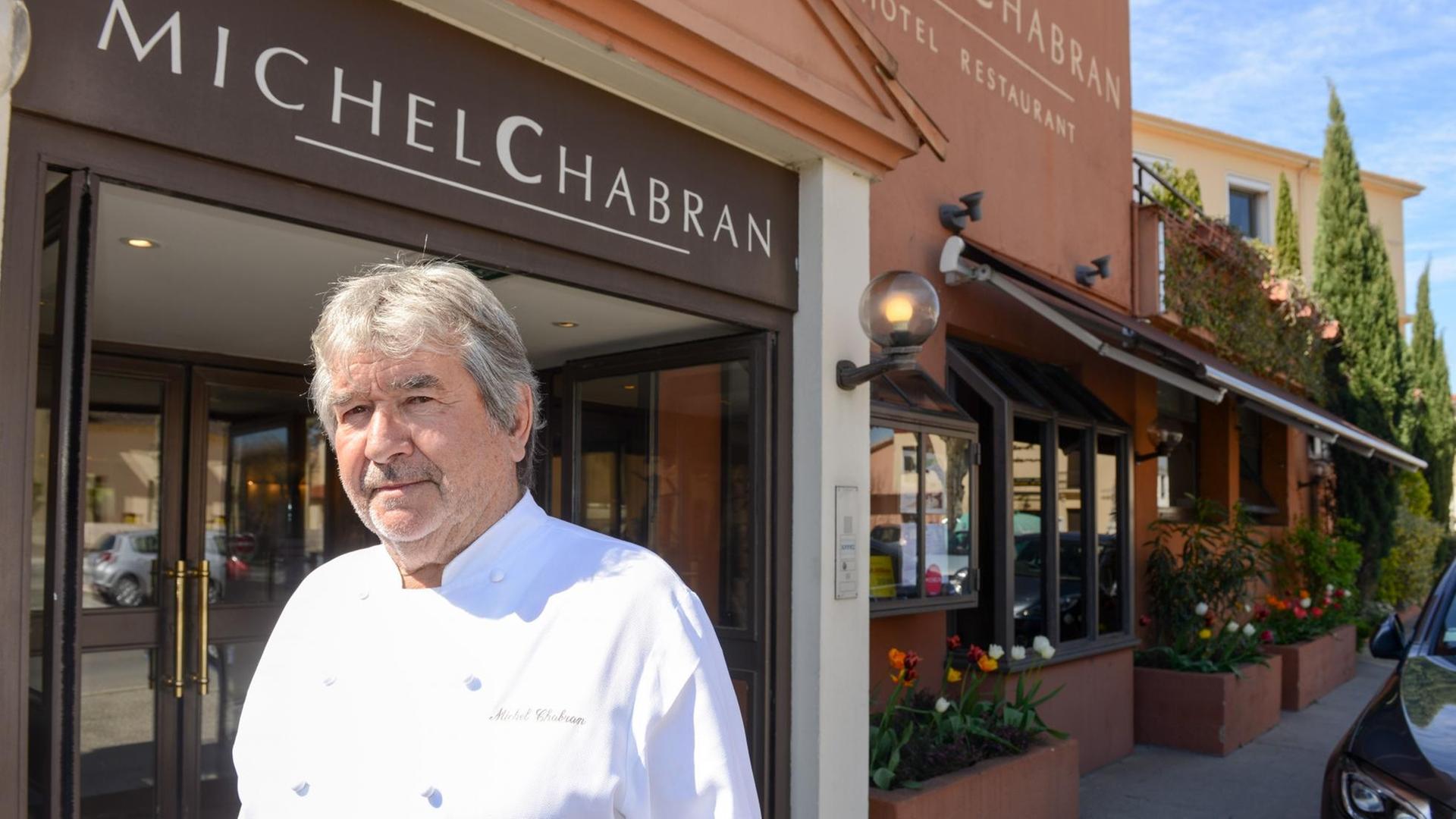 Sternekoch Michel Chabran vor seinem Restaurant in Pont de l'Isère an der Nationalstraße 7. Sternekoch Michel Chabran vor seinem Restaurant in Pont de l'Isère an der Nationalstraße 7.