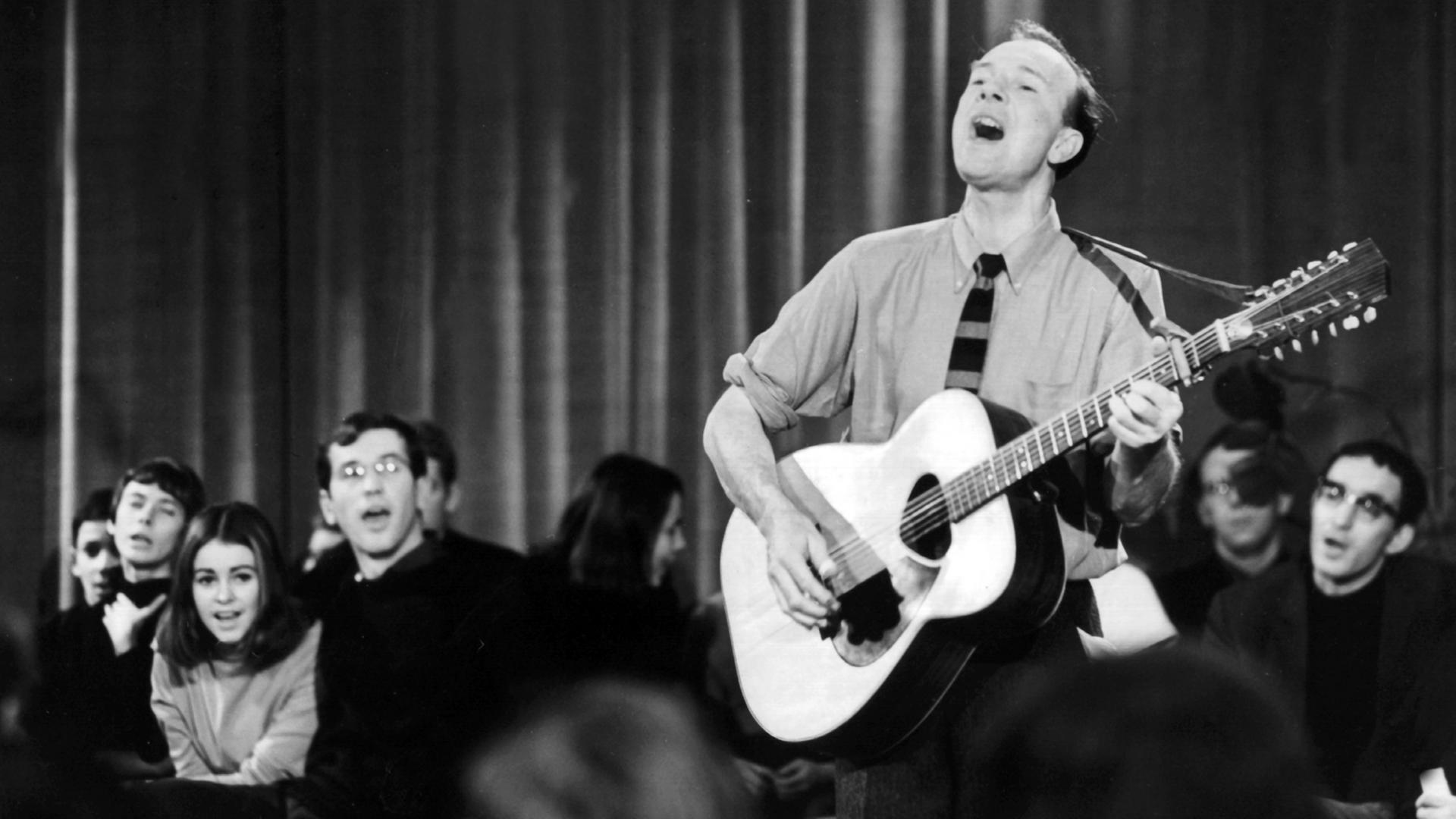 Der amerikanische Folksänger Pete Seeger (u.a. "Sag mir, wo die Blumen sind" und "If I had a Hammer") am 3. Januar 1967 in Ost-Berlin während einer Fernsehaufzeichnung. Der amerikanische Folksänger Pete Seeger (u.a. "Sag mir, wo die Blumen sind" und "If I had a Hammer") am 3. Januar 1967 in Ost-Berlin während einer Fernsehaufzeichnung.