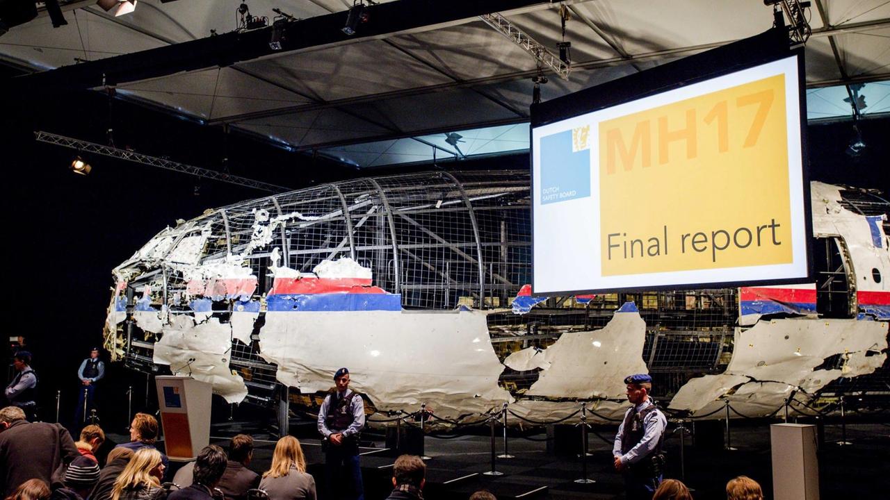 Ein aus den Trümmerteilen zusammengesetztes Modell des abgestürzten Flugzeugs Ein aus den Trümmerteilen zusammengesetztes Modell des abgestürzten Flugzeugs