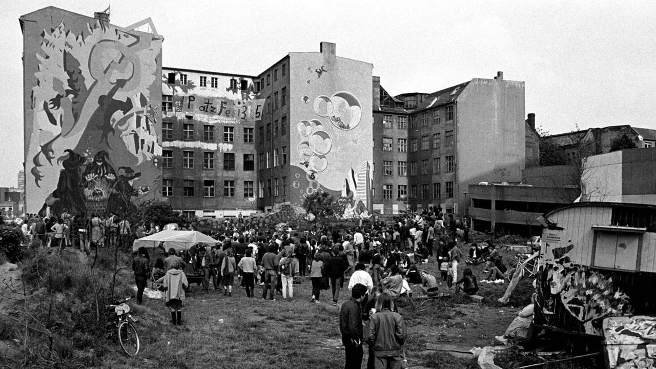 Kukuck - 1984 Das Kukuck, Kunst- und Kulturzentrum Kreuzberg, befand sich in der Anhalter Straße 7. Es war ein besetztes Haus, in dem zahlreiche Veranstaltungen statt fanden. Sonntags traf sich dort regelmäßig der so genannte Besetzerrat. Das Haus wurde im Juli 1984 geräumt. Das Foto zeigt ein Fest gegen die Räumung im Mai 1984. Kukuck - 1984 Das Kukuck, Kunst- und Kulturzentrum Kreuzberg, befand sich in der Anhalter Straße 7. Es war ein besetztes Haus, in dem zahlreiche Veranstaltungen statt fanden. Sonntags traf sich dort regelmäßig der so genannte Besetzerrat. Das Haus wurde im Juli 1984 geräumt. Das Foto zeigt ein Fest gegen die Räumung im Mai 1984.