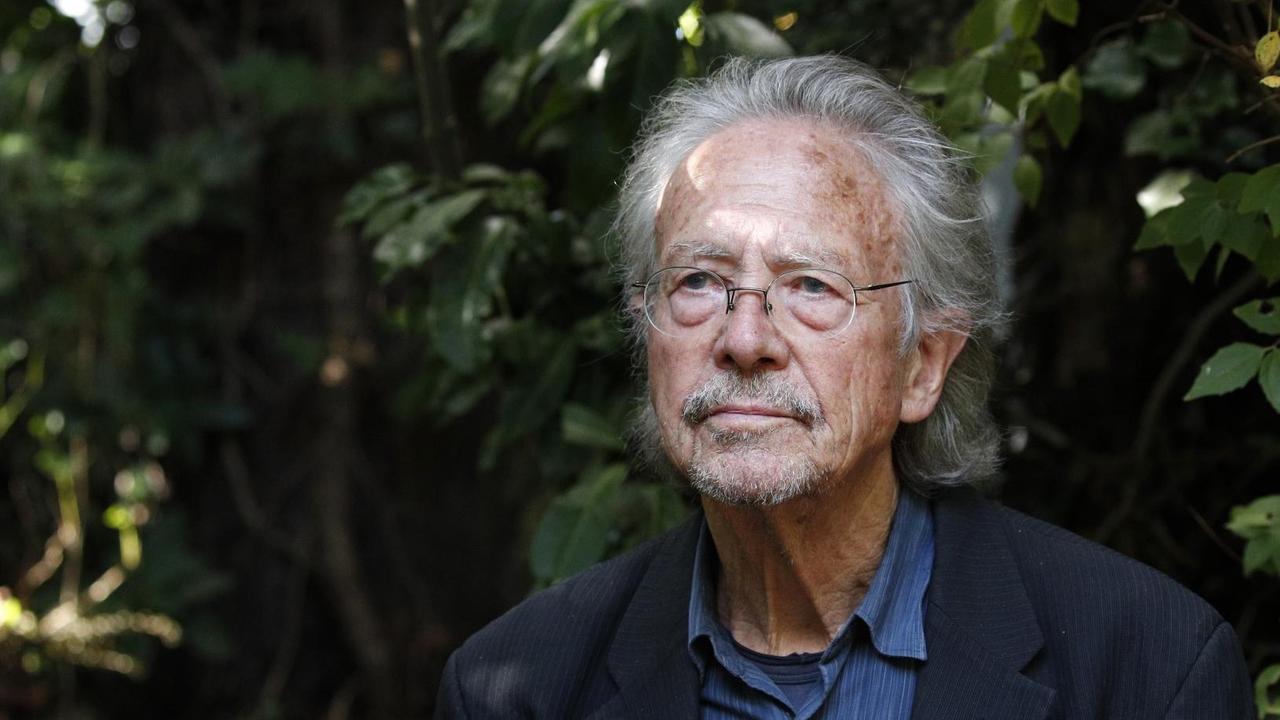 Der Schriftsteller Peter Handke in seinem Garten in Chaville in der Nähe von Paris am 10. Oktober 2019. Der Schriftsteller Peter Handke in seinem Garten in Chaville in der Nähe von Paris am 10. Oktober 2019.