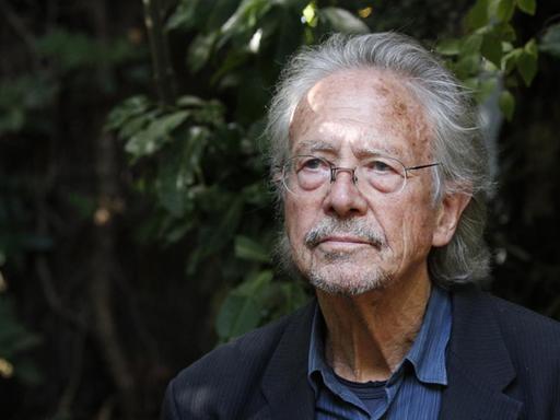 Der Schriftsteller Peter Handke in seinem Garten in Chaville in der Nähe von Paris am 10. Oktober 2019.