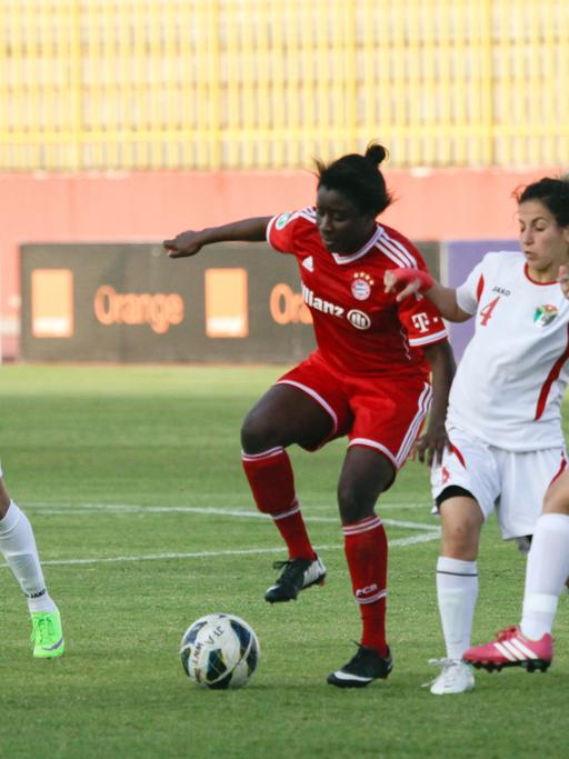 Szene eines Freundschaftsspiels der jordanischen Nationalmannschaft gegen den FC Bayern München in Amman. 