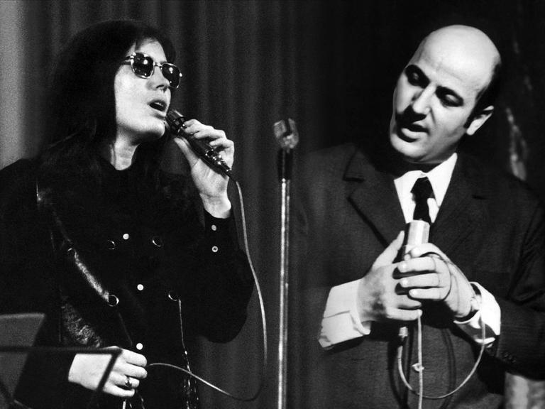 Montage aus zwei Fotos: Uschi Brüning und Manfred Krug singend auf der Bühne.