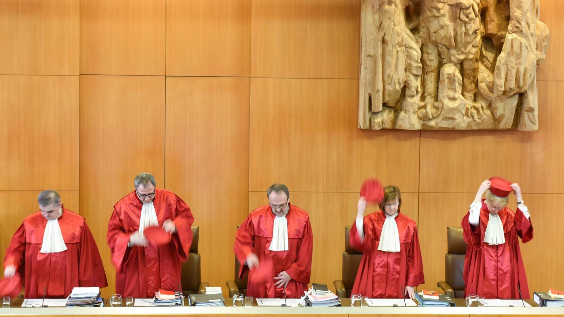 Peter Müller (l-r), Präsident Andreas Voßkuhle, Herbert Landau, Monika Hermanns und Doris König vom Zweiten Senat des Bundesverfassungsgerichts bei der Fortsetzung der mündlichen Verhandlung des Bundesverfassungsgerichts über ein Verbot der rechtsextremen NPD. Peter Müller (l-r), Präsident Andreas Voßkuhle, Herbert Landau, Monika Hermanns und Doris König vom Zweiten Senat des Bundesverfassungsgerichts bei der Fortsetzung der mündlichen Verhandlung des Bundesverfassungsgerichts über ein Verbot der rechtsextremen NPD.