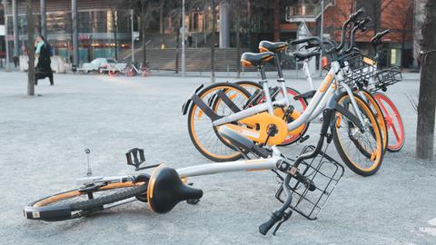 Leihfahrräder stehen und liegen am Potsdamer Platz in Berlin.