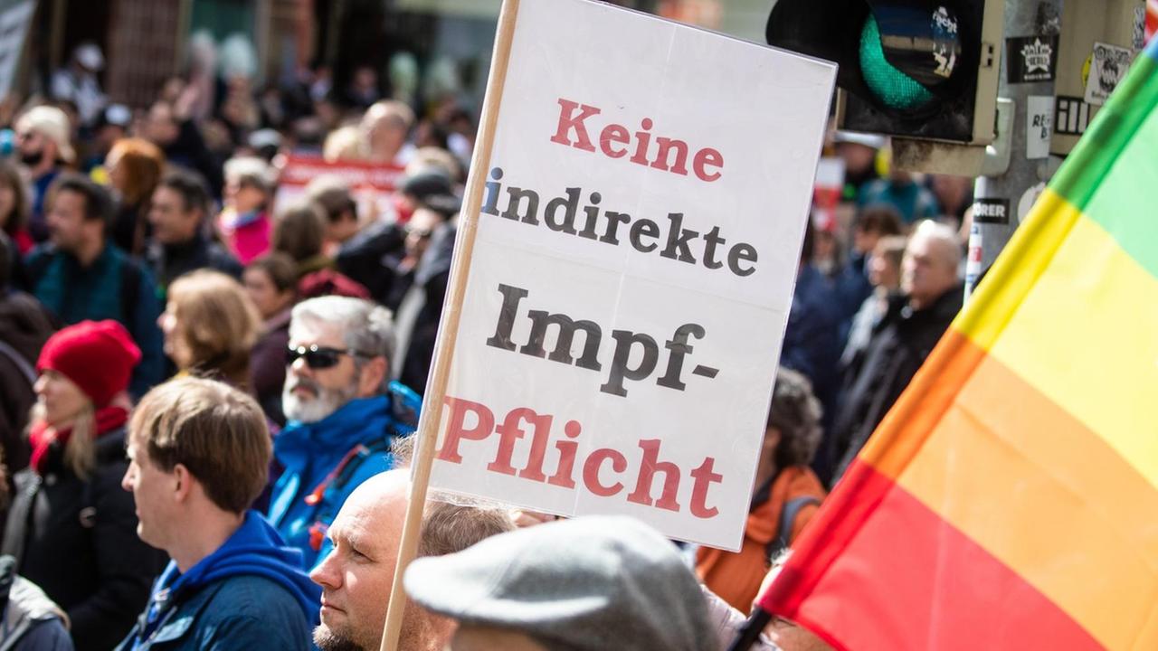 Ein Mann trägt auf einer Demonstration der Initiative «Querdenken» ein Schild mit der Aufschrift «Keine indirekte Impf-Pflicht». Die Demonstration richtet sich gegen die Pandemie-Einschränkungen der Bundesregierung - Abstandsregeln und das tragen von Masken wurde größtenteils missachtet. Ein Mann trägt auf einer Demonstration der Initiative «Querdenken» ein Schild mit der Aufschrift «Keine indirekte Impf-Pflicht». Die Demonstration richtet sich gegen die Pandemie-Einschränkungen der Bundesregierung - Abstandsregeln und das tragen von Masken wurde größtenteils missachtet.