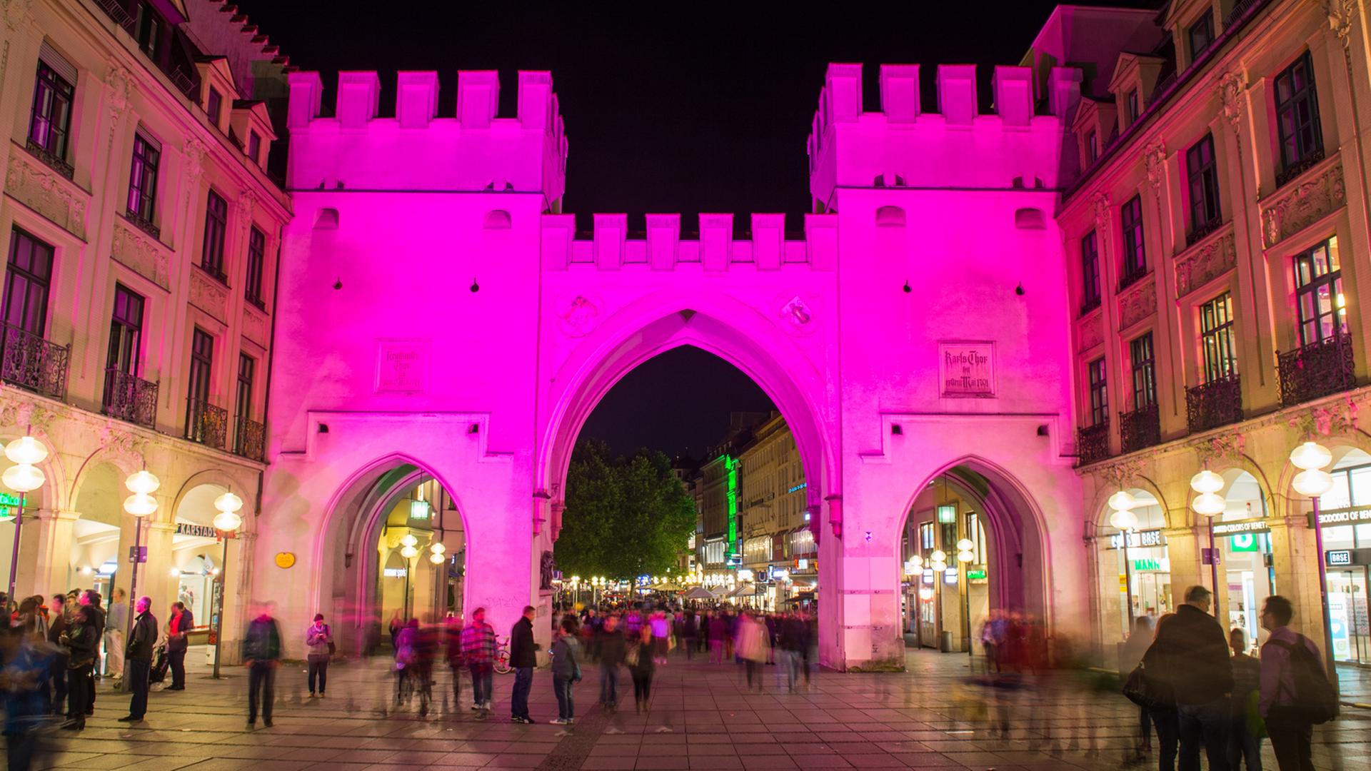 Das Karlstor in München ist anlässlich des Welt-Mädchentages pink beleuchtet. Das Karlstor in München ist anlässlich des Welt-Mädchentages pink beleuchtet.