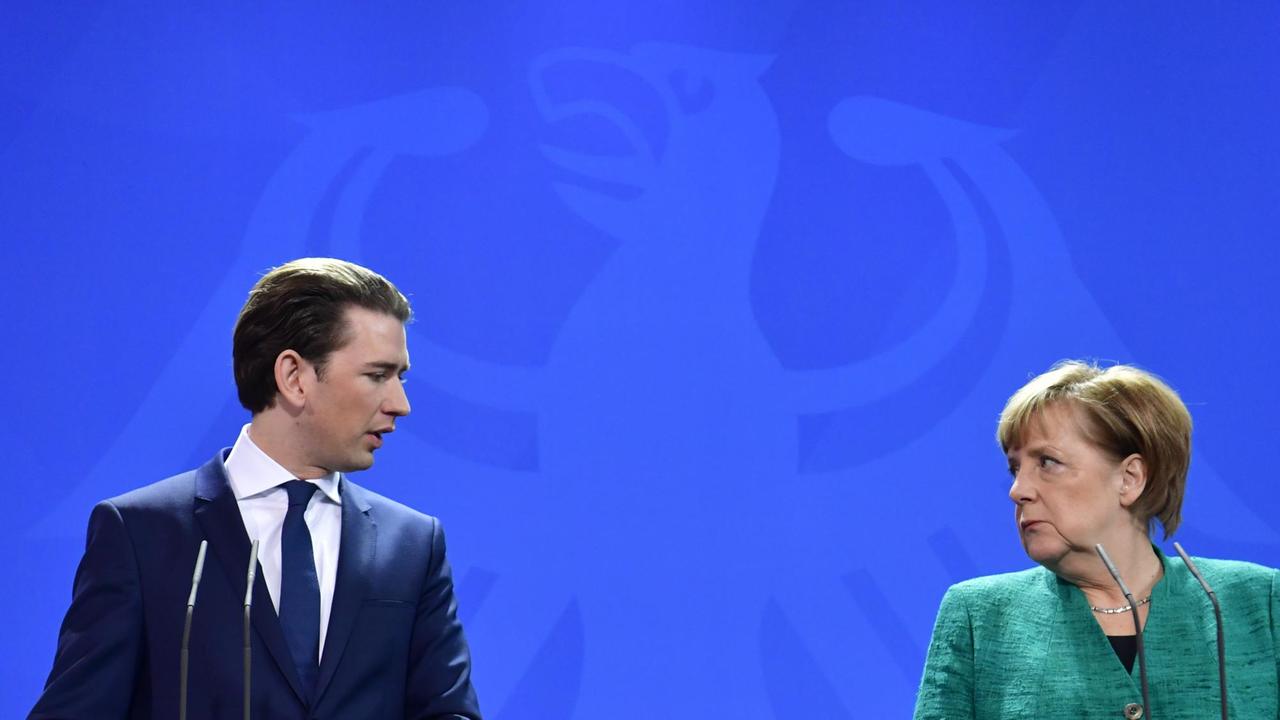 Österreichs Bundeskanzler Sebastian Kurz und Bundeskanzlerin Angela Merkel bei einer Pressekonferenz in Berlin. Österreichs Bundeskanzler Sebastian Kurz und Bundeskanzlerin Angela Merkel bei einer Pressekonferenz in Berlin.