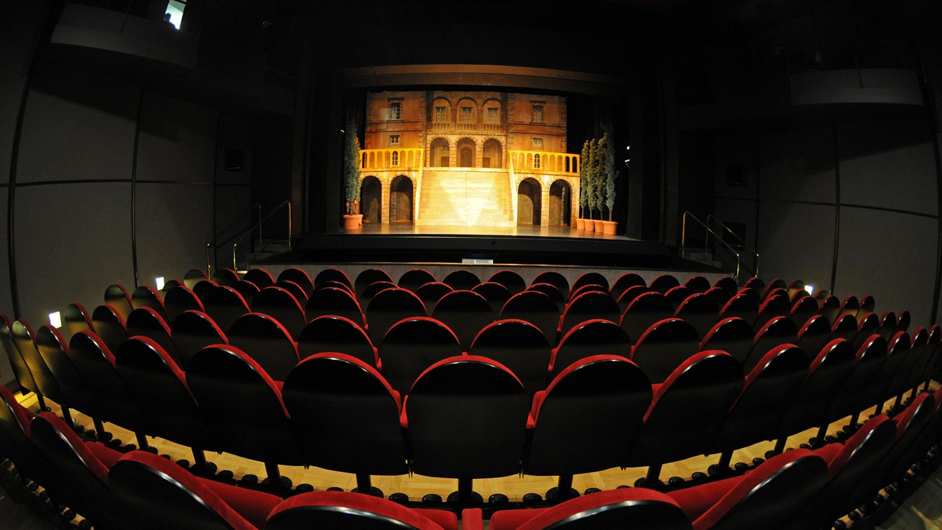 Das Theater an der Rott in Eggenfelden: Als einzige von einem Landkreis getragene Bühne bringt das Theater professionelle Inszenierungen in eine der ländlichsten Regionen Niederbayerns. Das Theater an der Rott in Eggenfelden: Als einzige von einem Landkreis getragene Bühne bringt das Theater professionelle Inszenierungen in eine der ländlichsten Regionen Niederbayerns.