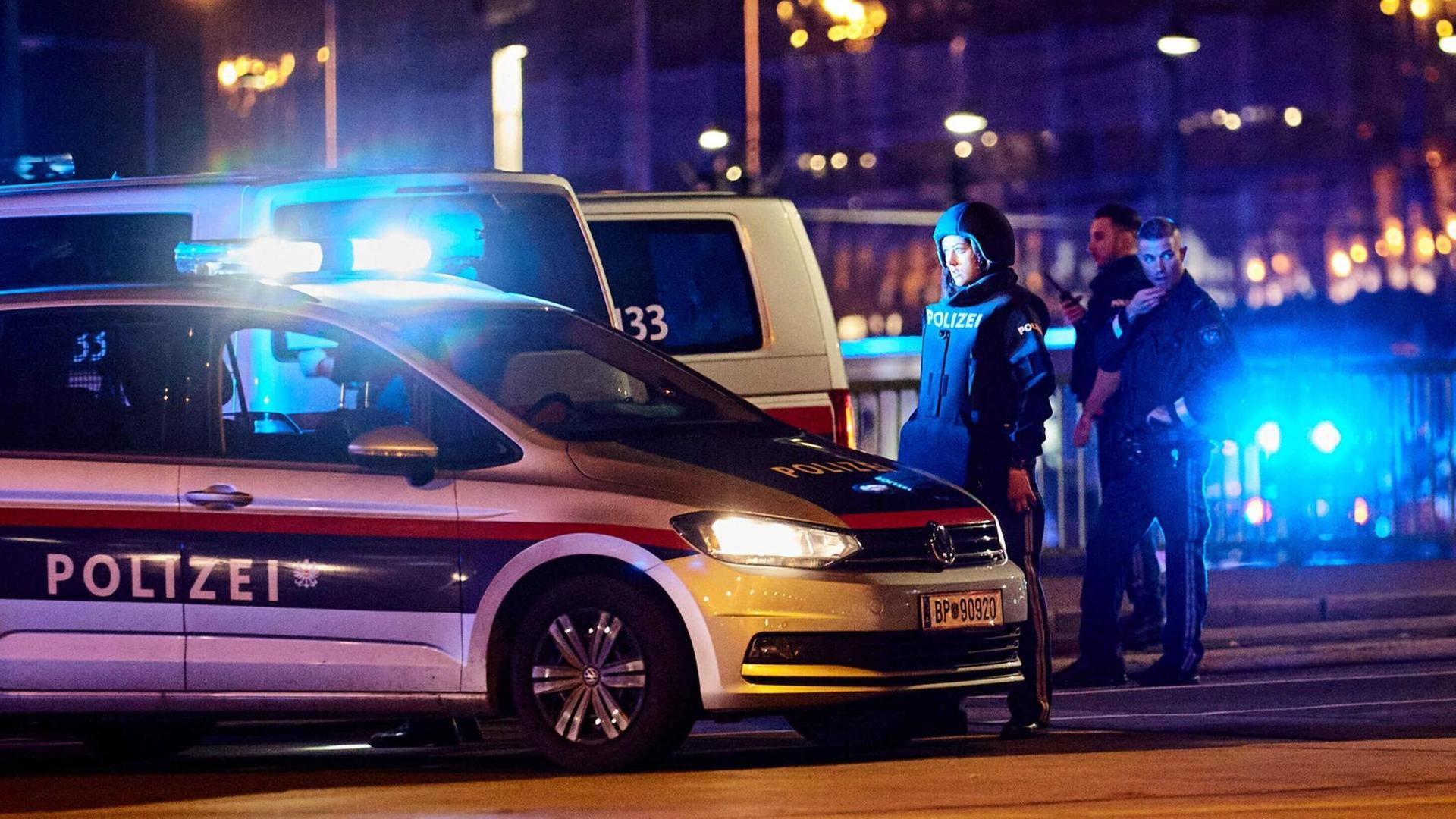 Schwer bewaffnete Polizisten und Polizeiwagen am 2. November 2020 nach einem Terroranschlag in der Wiener Innenstadt Schwer bewaffnete Polizisten und Polizeiwagen am 2. November 2020 nach einem Terroranschlag in der Wiener Innenstadt