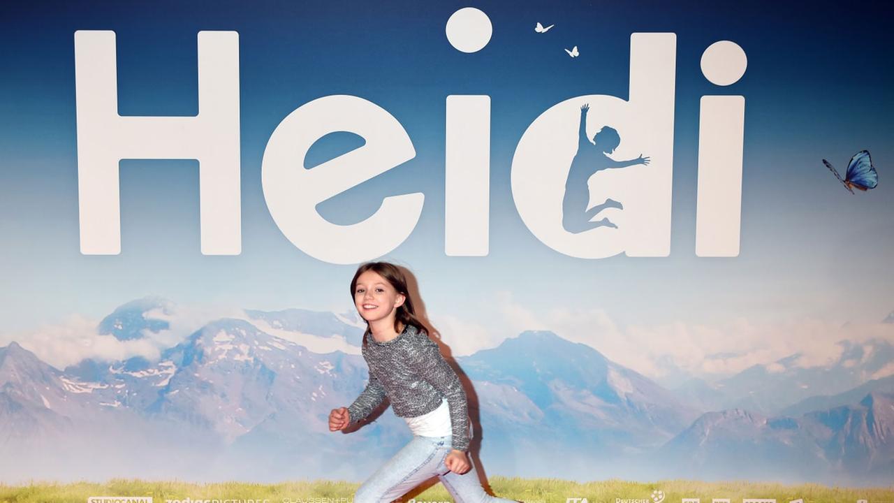 Die Schauspielerin Anuk Steffen (Heidi) läuft am 29.11.2015 in München (Bayern) bei der Deutschlandpremiere von HEIDI im Mathäser Kino über den roten Teppich. Die Schauspielerin Anuk Steffen (Heidi) läuft am 29.11.2015 in München (Bayern) bei der Deutschlandpremiere von HEIDI im Mathäser Kino über den roten Teppich.
