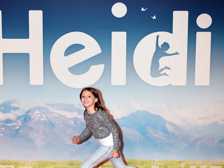 Die Schauspielerin Anuk Steffen (Heidi) läuft am 29.11.2015 in München (Bayern) bei der Deutschlandpremiere von HEIDI im Mathäser Kino über den roten Teppich.