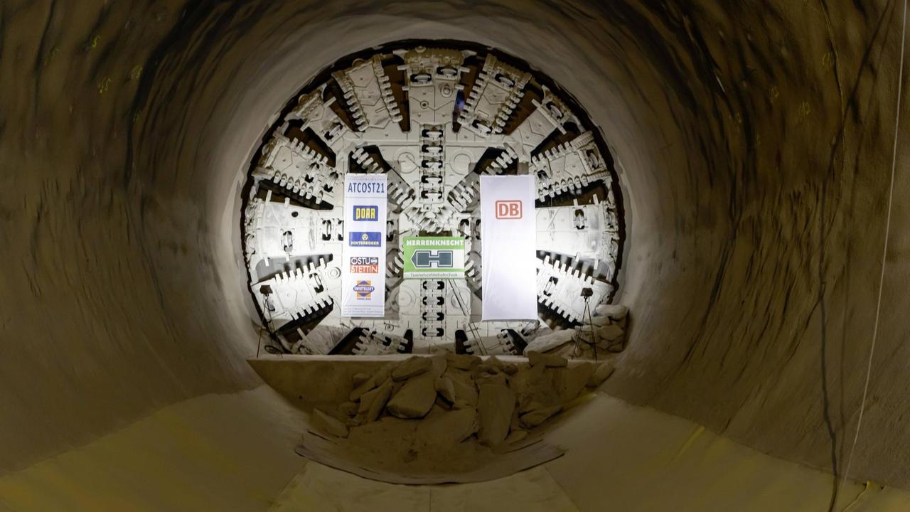Blick auf den Bohrkopf nach dem Durchbruch im Fildertunnel. Der Fildertunnel ist der längste Tunnel des Bahnprojekts Stuttgart 21 und wird nach seiner Fertigstellung der drittlängste Eisenbahntunnel Deutschlands sein.