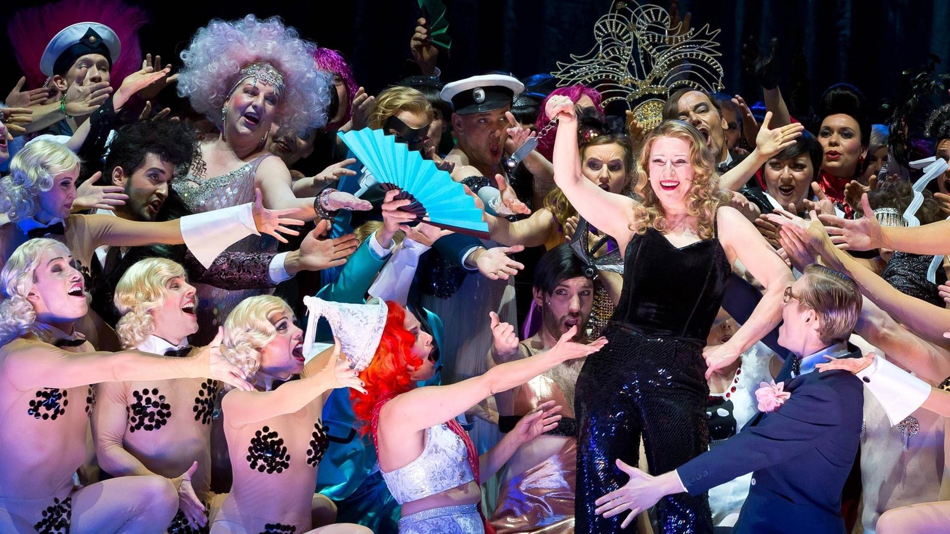 Dagmar Manzel und das Ensemble der Komischen Oper Berlin, 2013 in Barrie Koskys Inszenierung von "Ball im Savoy" Dagmar Manzel und das Ensemble der Komischen Oper Berlin, 2013 in Barrie Koskys Inszenierung von "Ball im Savoy"