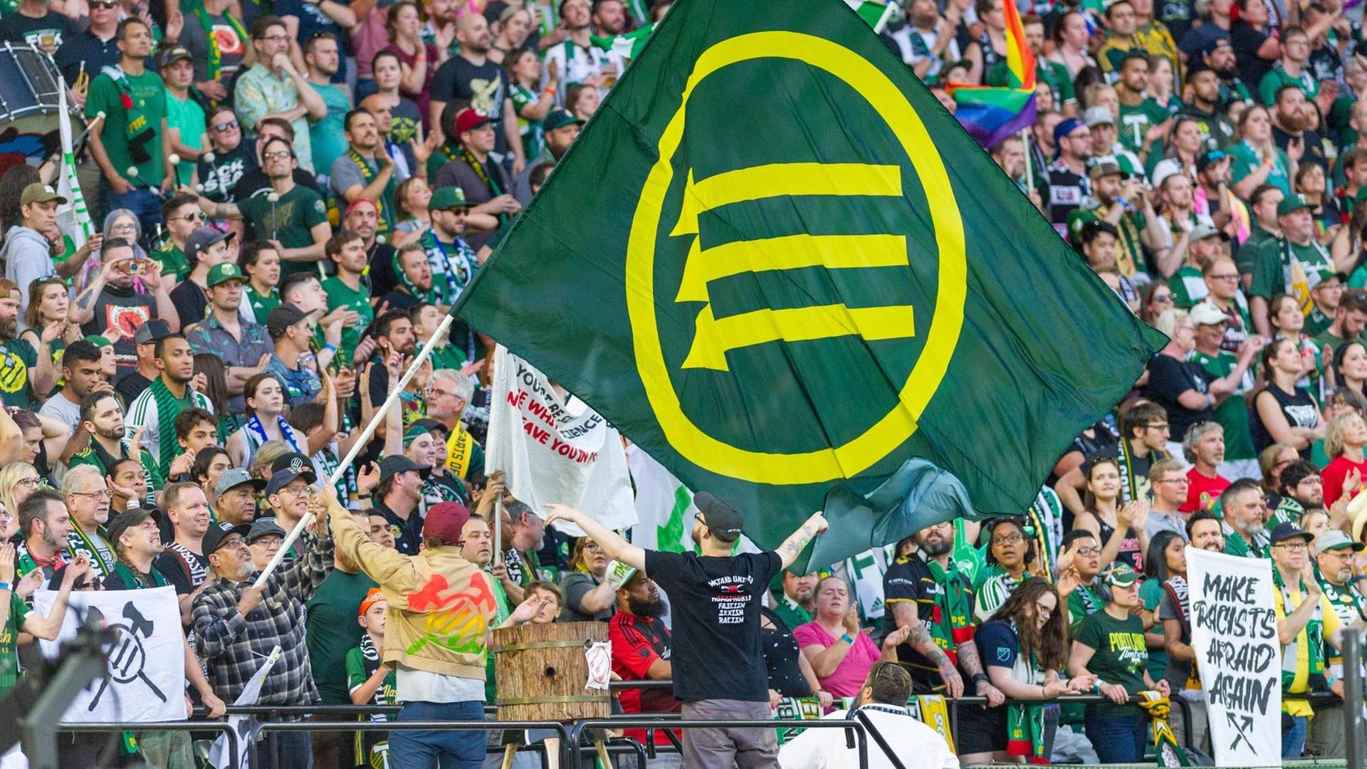 Portland-Fans mit einer Fahne, auf dem das Symbol der Eisernen Front zu sehen ist Portland-Fans mit einer Fahne, auf dem das Symbol der Eisernen Front zu sehen ist