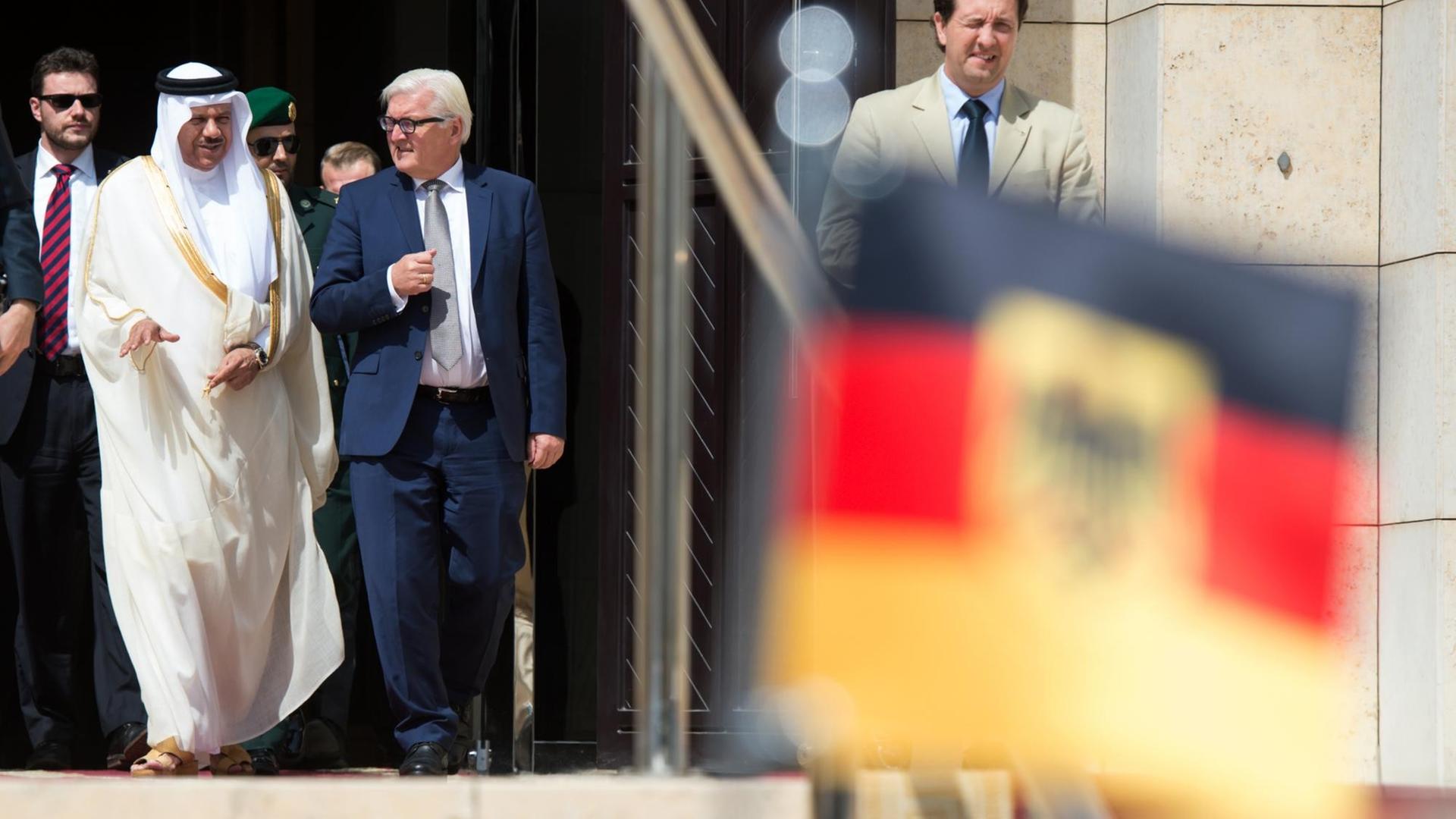 Bundesaußenminister Frank-Walter Steinmeier (SPD) bei seinem Beusch in Riad mit dem Generalsekretär des Kooperationsrats der Arabischen Staaten des Golfs, Abdullatif bin Rashid. Bundesaußenminister Frank-Walter Steinmeier (SPD) bei seinem Beusch in Riad mit dem Generalsekretär des Kooperationsrats der Arabischen Staaten des Golfs, Abdullatif bin Rashid.
