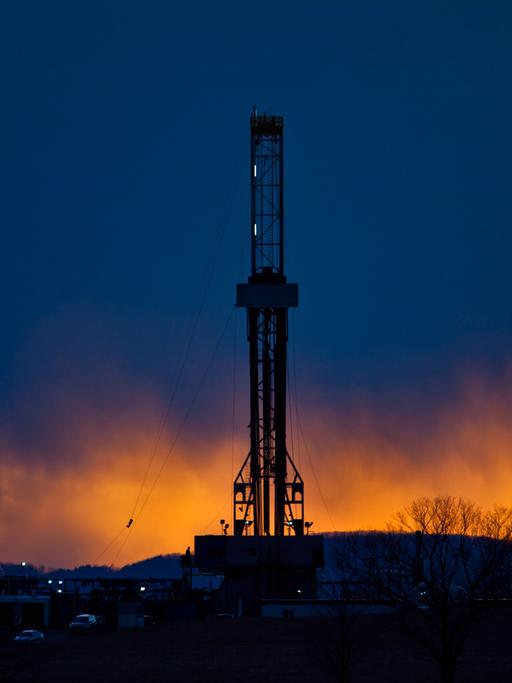 Ein Fracking-Bohrturm in der Abenddämmerung.