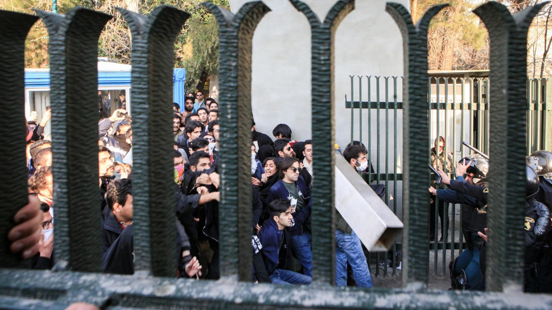 Iranische Studenten liefern sich Auseinandersetzungen mit der Polizei am 30. Dezember in Teheran Iranische Studenten liefern sich Auseinandersetzungen mit der Polizei am 30. Dezember in Teheran