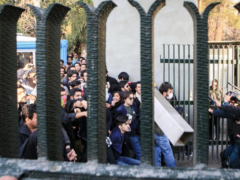 Iranische Studenten liefern sich Auseinandersetzungen mit der Polizei am 30. Dezember in Teheran
