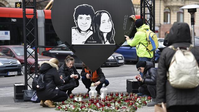 In Bratislava ist ein großes schwarzes Herz mit einem Foto der Ermordeten aufgestellt.