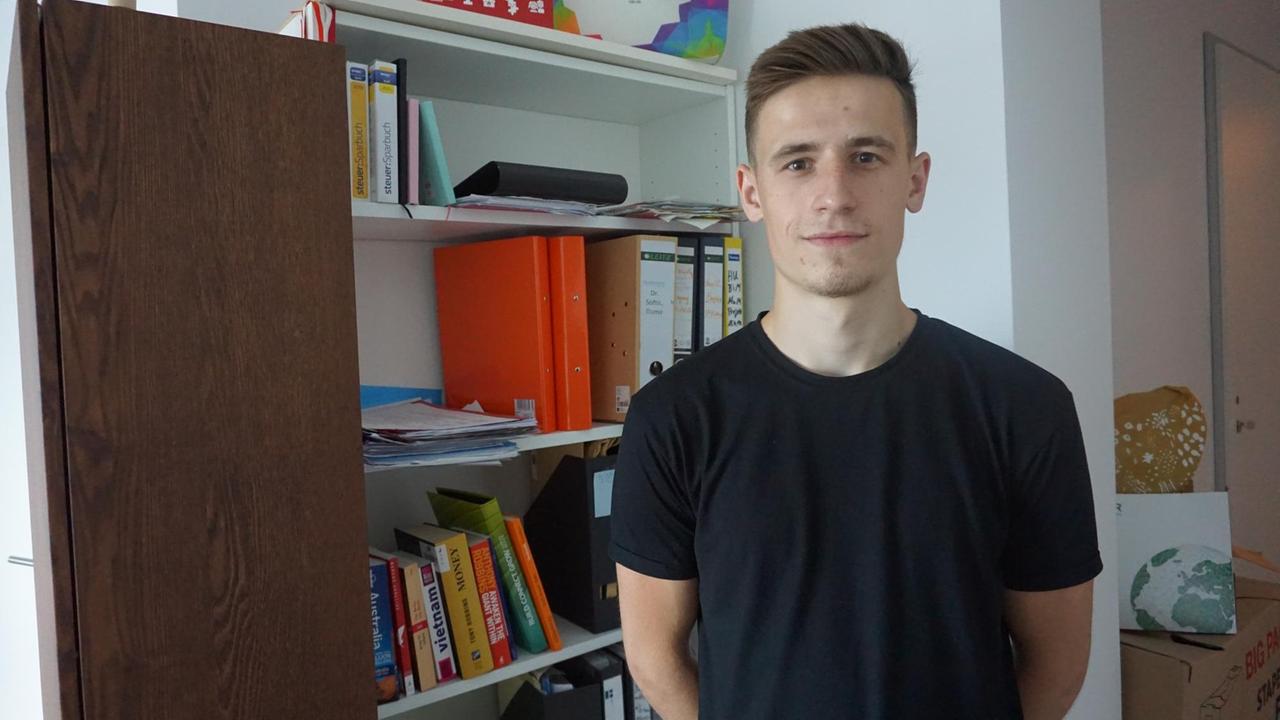 Malik hat einen bosnischen Migrationshintergrund. Er wird Polizist. Deutscher Polizist. Malik hat einen bosnischen Migrationshintergrund. Er wird Polizist. Deutscher Polizist.