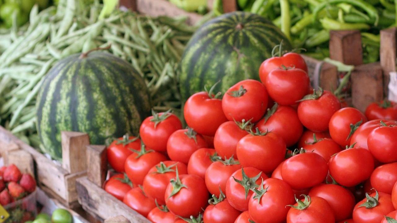Ein Gemüsestand mit frischen Tomaten Ein Gemüsestand mit frischen Tomaten