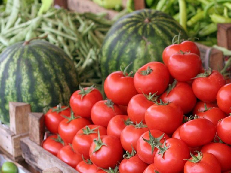 Ein Gemüsestand mit frischen Tomaten