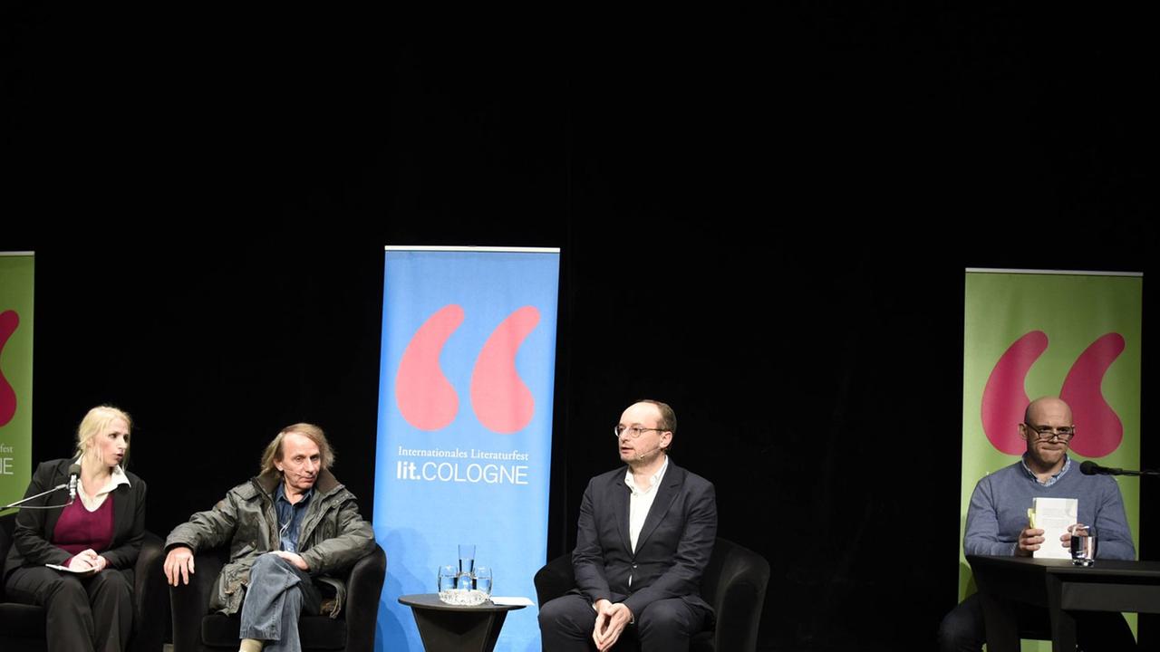 Der französische Autor Michel Houellebecq (2.v.l.) stellt am 19.01.15 in Köln auf der Lit.Cologne seinen Roman "Unterwerfung" vor - neben Houellebecq sitzt der Moderator Nils Minkmar (3.v.r.) Der französische Autor Michel Houellebecq (2.v.l.) stellt am 19.01.15 in Köln auf der Lit.Cologne seinen Roman "Unterwerfung" vor - neben Houellebecq sitzt der Moderator Nils Minkmar (3.v.r.)