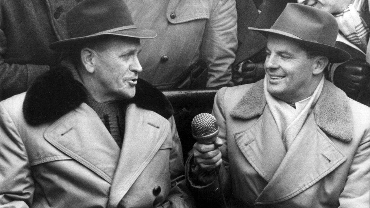 Der Sportreporter Herbert Zimmermann (r), interviewt Fußball-Bundestrainer Sepp Herberger Der Sportreporter Herbert Zimmermann (r), interviewt Fußball-Bundestrainer Sepp Herberger