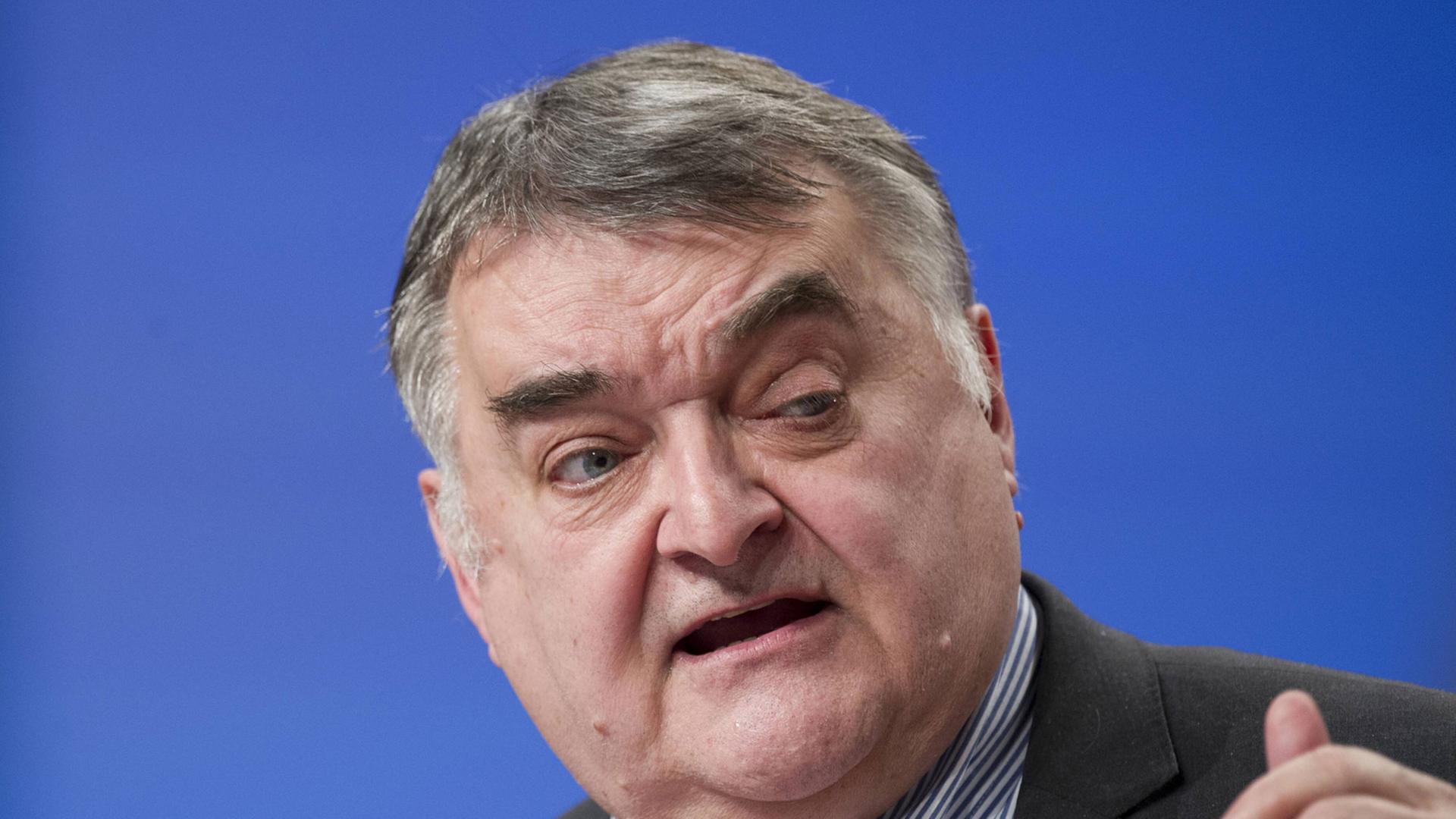 Herbert Reul, Vorsitzender der CDU/CSU-Fraktion im Europaparlament, hält am 10.12.2014 eine Rede auf dem CDU-Bundesparteitag in Köln. Herbert Reul, Vorsitzender der CDU/CSU-Fraktion im Europaparlament, hält am 10.12.2014 eine Rede auf dem CDU-Bundesparteitag in Köln.