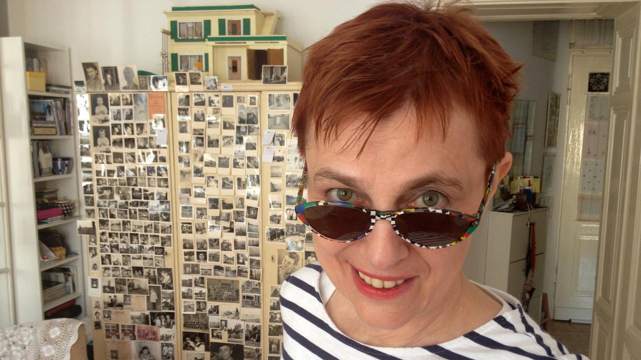 Renate Lonn vor einer Fotowand in ihrer Wohnung. Renate Lonn vor einer Fotowand in ihrer Wohnung.