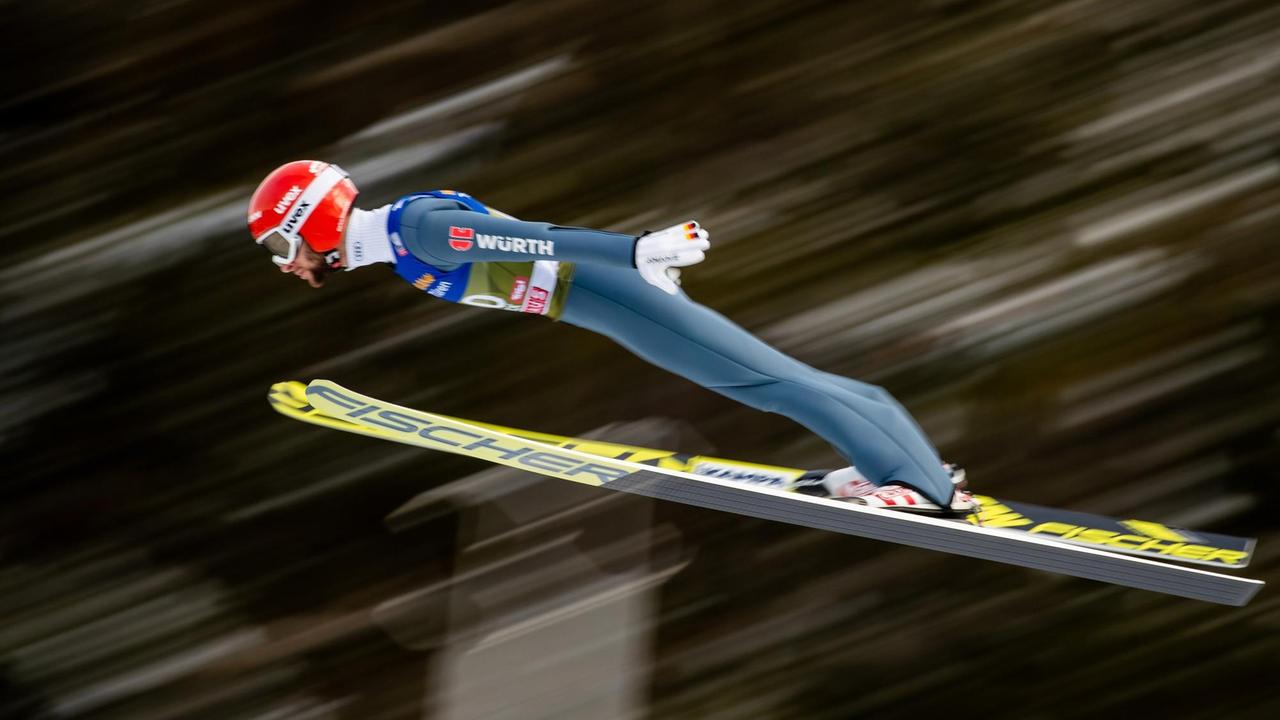 Der deutsche Skispinger Markus Eisenbichler bei der Qualifikation auf der Bergiselschanze in Innsbruck. Der deutsche Skispinger Markus Eisenbichler bei der Qualifikation auf der Bergiselschanze in Innsbruck.