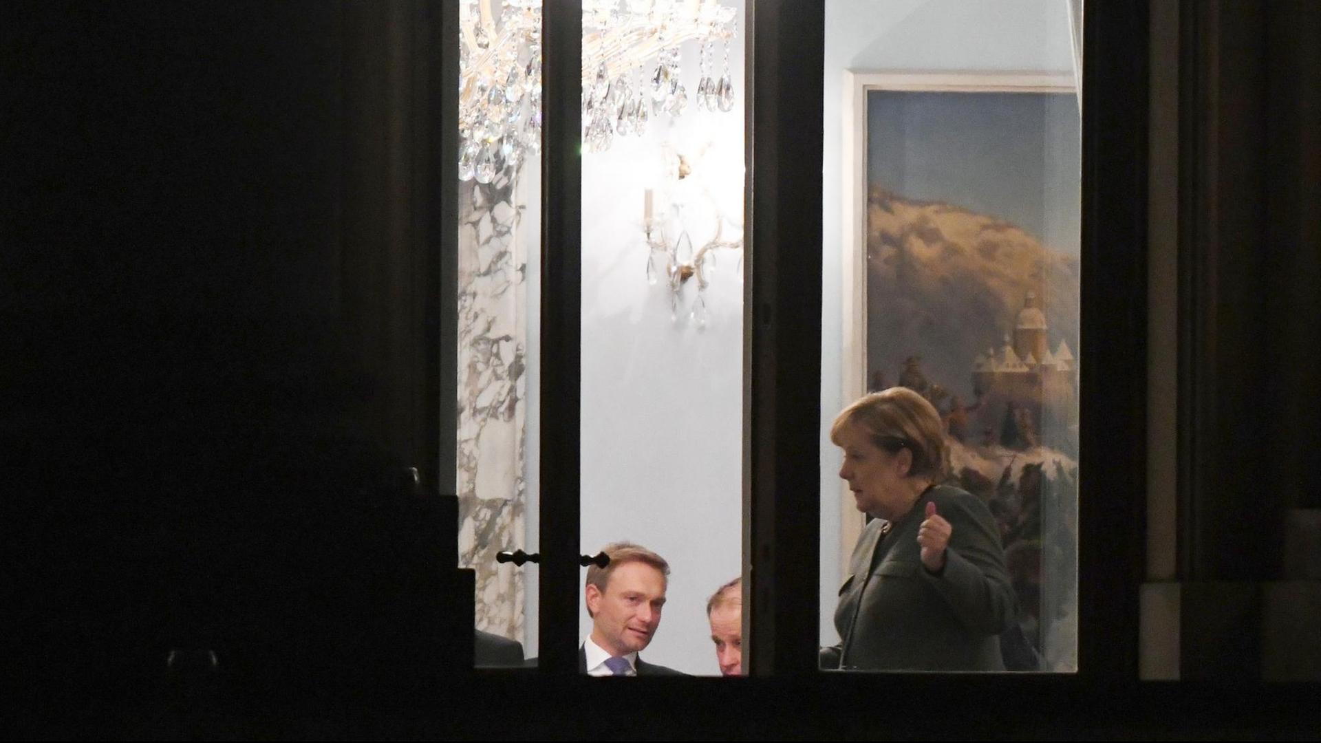 FDP-Parteichef Christian Lindner (links), Alexander Graf Lambsdorff, Mitglied des FDP-Bundesvorstands, und Bundeskanzlerin Angela Merkel (CDU) in Berlin bei den Sondierungsverhandlungen zwischen CDU, CSU, FDP und Grünen FDP-Parteichef Christian Lindner (links), Alexander Graf Lambsdorff, Mitglied des FDP-Bundesvorstands, und Bundeskanzlerin Angela Merkel (CDU) in Berlin bei den Sondierungsverhandlungen zwischen CDU, CSU, FDP und Grünen