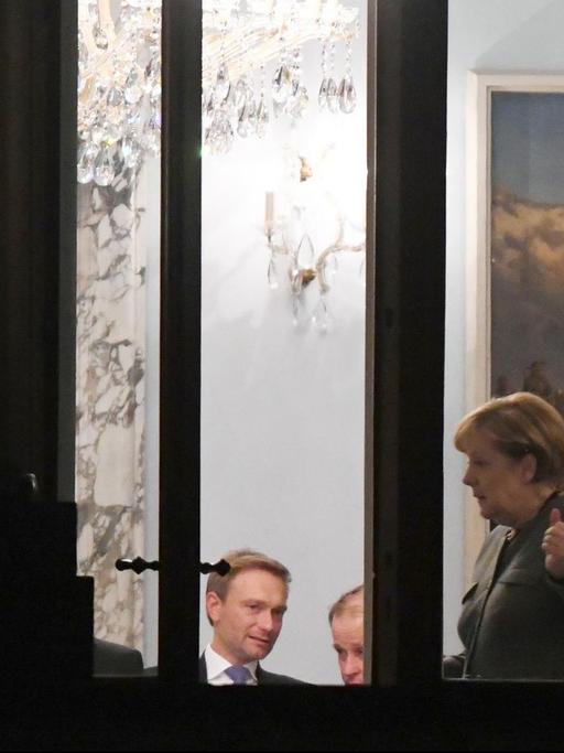 FDP-Parteichef Christian Lindner (links), Alexander Graf Lambsdorff, Mitglied des FDP-Bundesvorstands, und Bundeskanzlerin Angela Merkel (CDU) in Berlin bei den Sondierungsverhandlungen zwischen CDU, CSU, FDP und Grünen