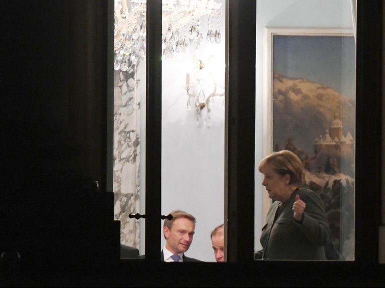 FDP-Parteichef Christian Lindner (links), Alexander Graf Lambsdorff, Mitglied des FDP-Bundesvorstands, und Bundeskanzlerin Angela Merkel (CDU) in Berlin bei den Sondierungsverhandlungen zwischen CDU, CSU, FDP und Grünen