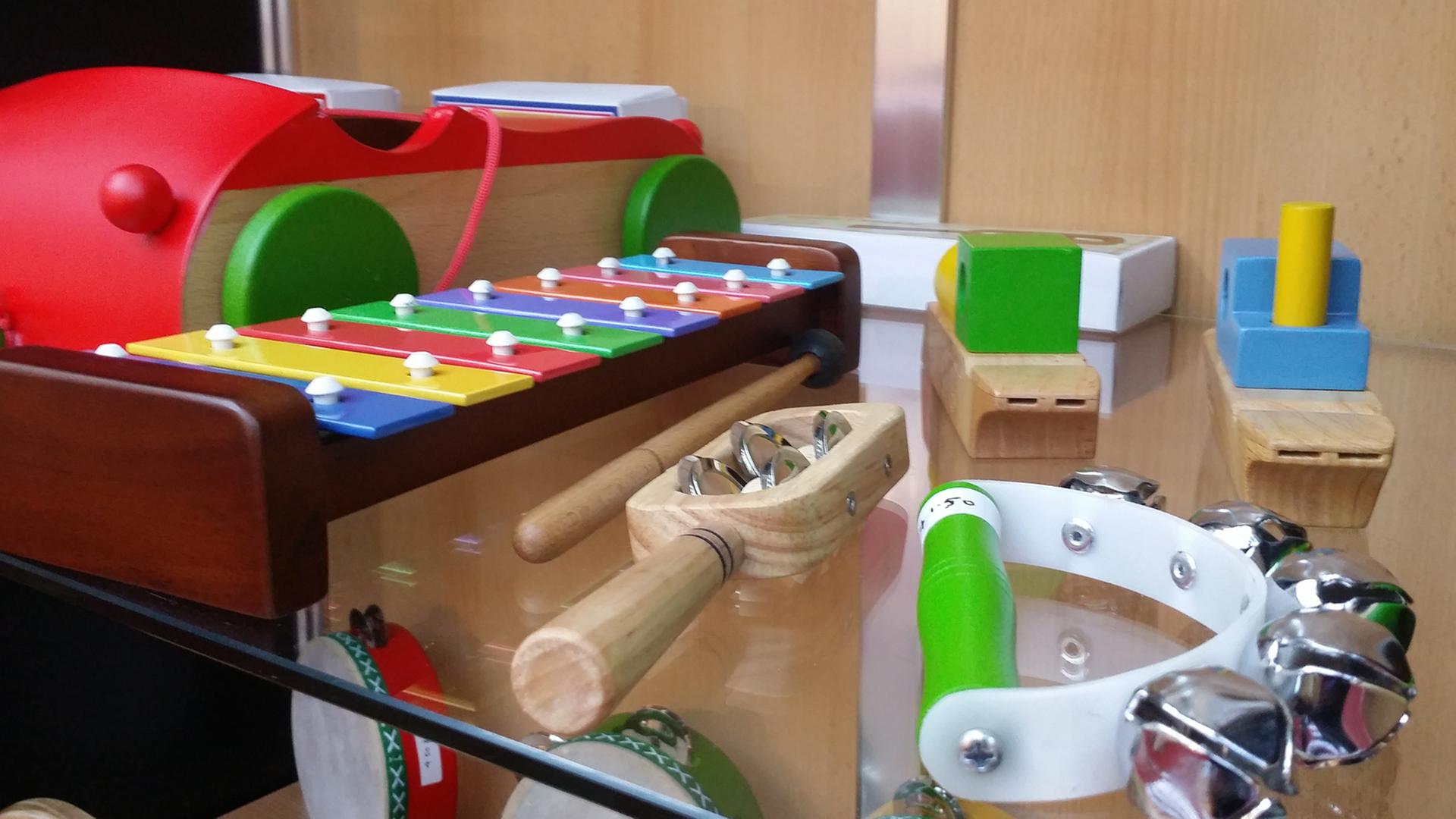 Verschiedene Instrumente für Kinder Verschiedene Instrumente für Kinder