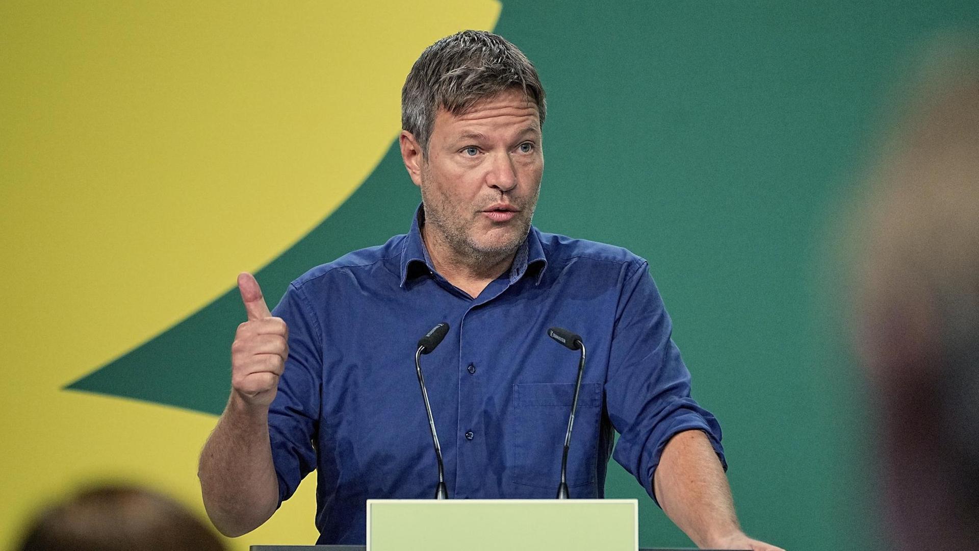 Robert Habeck, Bundesvorsitzender von Bündnis 90/Die Grünen, spricht beim Außerordentlichen Länderrat der Grünen zum Ergebnis der Sondierungsgespräche sowie zur Aufnahme von Koalitionsverhandlungen nach der Bundestagswahl. Robert Habeck, Bundesvorsitzender von Bündnis 90/Die Grünen, spricht beim Außerordentlichen Länderrat der Grünen zum Ergebnis der Sondierungsgespräche sowie zur Aufnahme von Koalitionsverhandlungen nach der Bundestagswahl.
