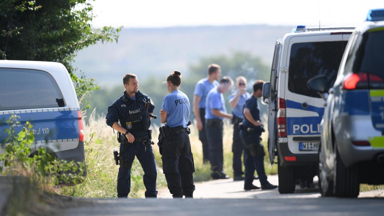 Polizisten ermitteln in Wiesbaden nach dem Gewaltverbrechen an der 14-jährigen Susanna aus Mainz