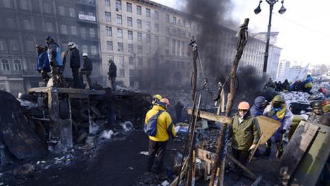 Demonstranten stehen auf Barrikaden in der ukrainischen Hauptstadt Kiew.