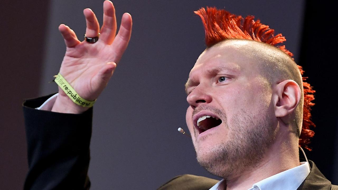 06.05.2019, Berlin: Sascha Lobo, Autor, spricht bei der Internetkonferenz "re:publica". Die Konferenz der Netzszene findet vom 06.05-08.05.2019 statt. Foto: Britta Pedersen/dpa-Zentralbild/dpa | Verwendung weltweit 06.05.2019, Berlin: Sascha Lobo, Autor, spricht bei der Internetkonferenz "re:publica". Die Konferenz der Netzszene findet vom 06.05-08.05.2019 statt. Foto: Britta Pedersen/dpa-Zentralbild/dpa | Verwendung weltweit